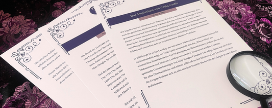 Drei gedruckte Seiten eines Krimidinners auf denen eine Lupe liegt