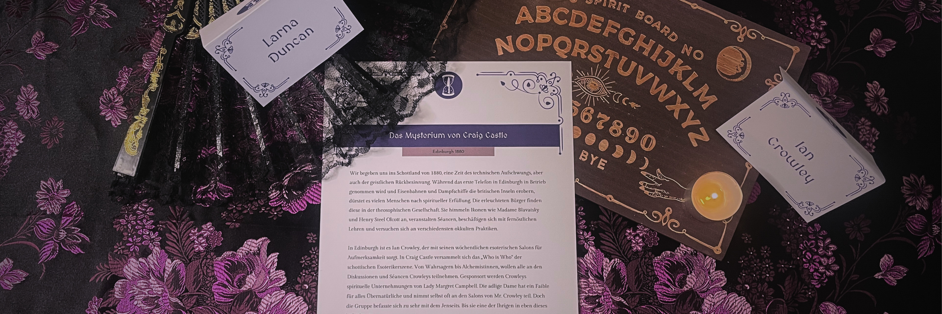 Ein gedruckte Seite eines Krimidinners auf einer mystischen Tischdecke umgeben von einem Fächer, Tischkärtchen und einem Ouija-Board.